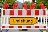 Vollsperrung der Wiesbadener Straße in Dotzheim wegen Baukrandemontage. Verkehr wird umgeleitet.