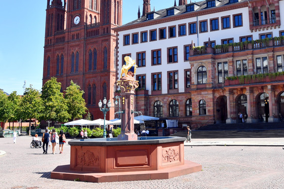 Der Marktbrunnen auf dem Schlossplatz sprudelt wieder.