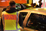 In der Nacht zum Donnerstag hielt die Polizei in der Wiesbadener Innenstadt Verkehrsteilnehmer:innen an. Dabei machten sie so manche Entdeckung, wie drei erwachsene Männer in einem Smart fortow.