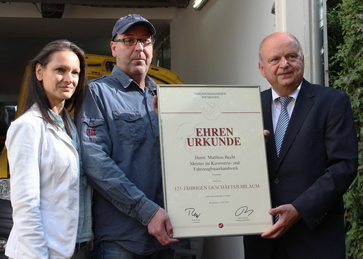 Stefanie Becht, Matthias Becht und Harald Brandes, Hauptgeschäftsführer der Handwerkskammer Wiesbaden