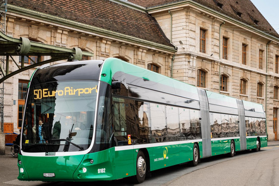 25-Meter-Doppel-Gelenkbus für Wiesbaden – HESS und ESWE Verkehr vereinbaren zweiwöchigen Testbetrieb im Juni 2023
