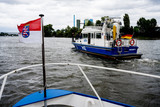 Gewässerverunreinigung auf dem Rhein bei Wiesbaden am Mittwoch sorgte für einen Einsatz der Wasserschutzpolizei und eines Polizeihubschraubers.