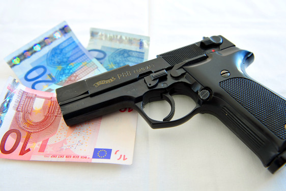 Kiosk in Wiesbaden-Biebrich überfallen. Täter bedrohte die Angestellte mit einer Waffe und flüchtet mit einem geringen Bargeldbetrag. Die Polizei fahndetet nach dem Räuber.