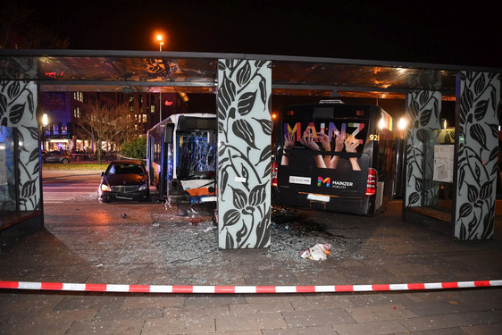 Die Ursache für Busunfall am Wiesbadener Hauptbahnhof ist weiter offen