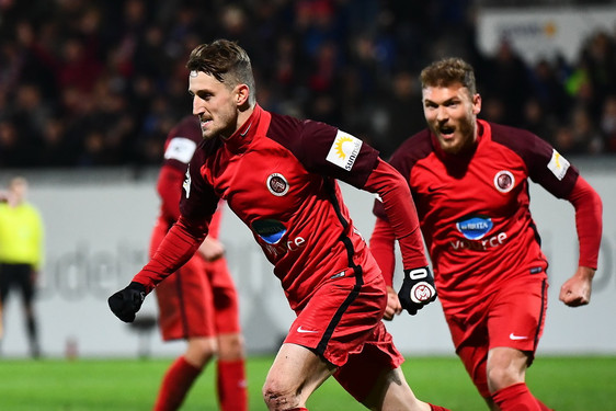 SV Wehen Wiesbaden unter Flutlicht gegen Karlsruher SC