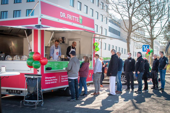 Die Helios HSK Wiesbaden bietet jetzt als Alternative zur Klinikküche eine eigene Pommes-Bude.