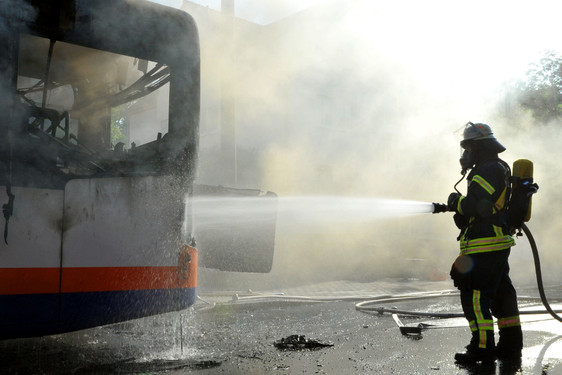 ESWE-Bus gerät in Wiesbaden in Brand. Die Feuerwehr löscht die Flammen.