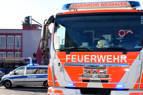 Großraummülltonne am Montagmittag in Wiesbaden-Klarenthal in Brand gesetzt.