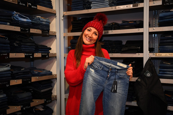 Bei Jeans Boss in Wallau erleben Sie am Samstag, 30. November,  zwölf Stunden Advents-Shopping mit Schnäppchen-Angeboten.