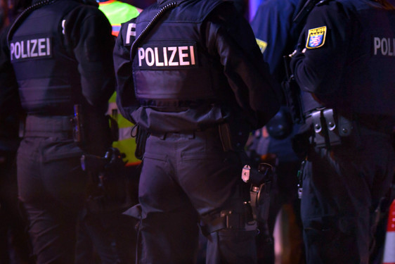 Kontrollen "Sicheres Wiesbaden": Polizei war in der Nacht von Samstag auf Sonntag in Brennpunkten unterwegs um für ein wichtiges Sicherheitsgefühl zu sorgen.