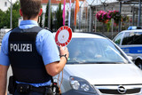 Verkehrskontrolle der Polizei Wiesbaden am Dienstag in Biebrich. Mehrere Autofahrer:innen wurden angehalten und überprüft. Dabei wurden einige Verstöße festgestellt.