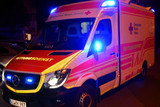 Am späten Samstagabend kam es in Wiesbaden zu einem Zusammenstoß zwischen einem E-Scooter und einem Pkw. Bei dem Unfall wurde die Roller-Fahrerin schwer verletzt. Rettungskräfte versorgen die Frau.