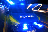 Ein Auto geriet am Samstagabend auf der B455 zwischen Eppstein-Bremthal und Wiesbaden mehrfach auf die Gegenfahrbahn. Zahlreiche entgegenkommende Fahrzeuge mussten Ausweichen oder sogar eine Vollbremsung durchführen.