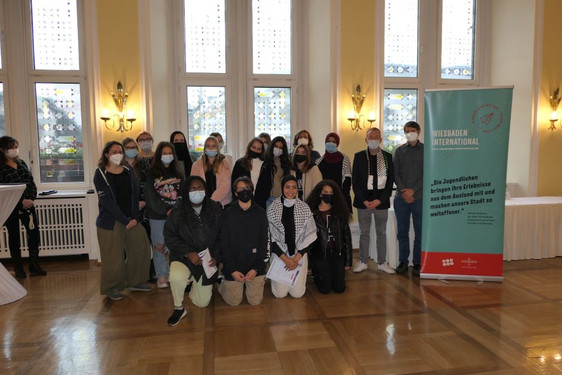 Sozialdezernent Christoph Manjura empfing die Gruppe im Wiesbadener Rathaus, dankte allen Mitwirkenden für ihr Engagement und überreichte ihnen den EU Youth Pass, der die Teilnahme an der internationalen Begegnung dokumentiert.
