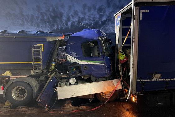 Schwerer Verkehrsunfall auf der A3 bei Wiesbaden-Breckenheim - Fünf Personen wurden schwer verletzt, ein Rettungshubschrauber war im Einsatz