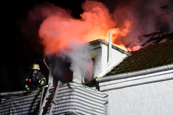 Wohnhaus in Mainz-Kastel in Flammen. Zahlreiche Feuerwehrkräfte stundenlang im Einsatz.