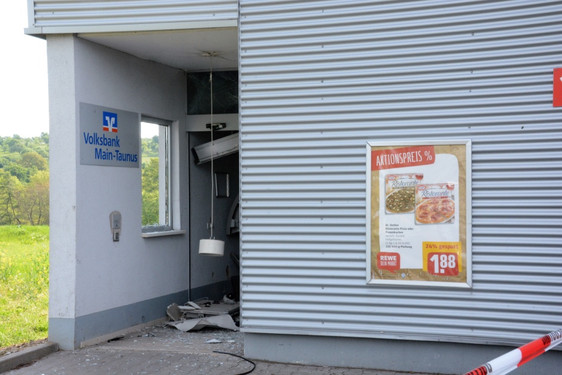 Geldautomat neben dem REWE Einkaufsmarkt in Wiesbaden-Breckenheim gesprengt.