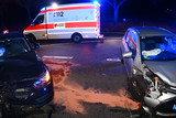 Ein Verkehrsunfall mit insgesamt vier beteiligten Fahrzeugen ereignete sich am Samstagabend in Wiesbaden-Biebrich. Dabei wurden zwei Personen verletzte und von Rettungssanitäter:innen behandelt.
