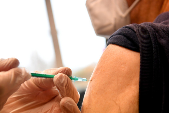 In Wiesbaden wird mit der vierten Impfung gegen das Coronavirus begonnen. Berechtigt sind: Personen ab 70 Jahren, Bewohner von Pflegeeinrichtungen, Personen mit Immunschwäche, Beschäftigte in medizinischen Einrichtungen sowie Pflege- und sonstigen Einrichtungen.