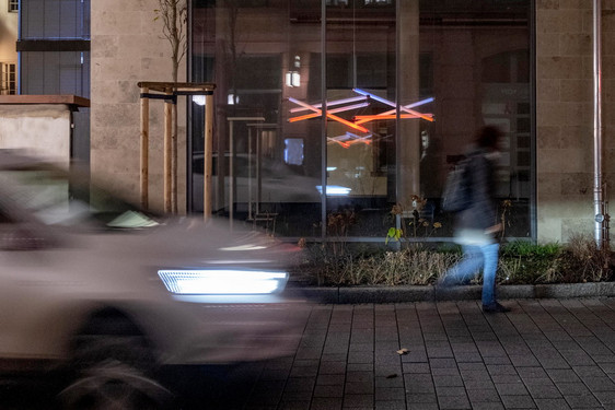 IHK Wiesbaden belebt Karl-Glässing-Straße mit interaktiver Lichtinstallation – Passanten können Leuchte mit dem eigenen Smartphone steuern