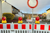 Vollsperrung des Scholzwegs in Wiesbaden-Biebrich. Der Verkehr wird umgeleitet.