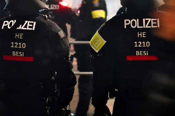 Am Freitagabend führte die Wiesbadener Polizei gemeinsam mit Kräften der Stadtpolizei Kontrollen im Rahmen des Konzeptes "Sicheres Wiesbaden" durch. Dabei wurde von der Einsatzkräften unter anderem Drogen gefunden.