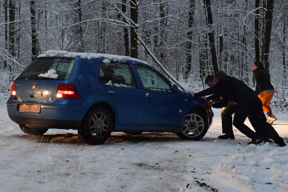 Einsetzender Schneefall am Mi6ttwochanchmittag führte in und um Wiesbaden zu glatten Straße und Verkehrsbehinderungen.