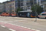 Erneut hohes Einsatzaufkommen für Feuerwehr und Rettungsdienst in Wiesbaden nach dem dritten Hitze-Tag in Folge in Wiesbaden. Helfer bei einem Busunfall im Einsatz.