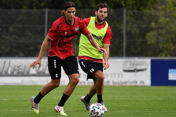 Tobias Schwede (links) und der SV Wehen Wiesbaden gehen getrennte Wege - Der 26-jährige Mittelfeldspieler heuert dem Ligakonkurrenten FC Hansa Rostock an