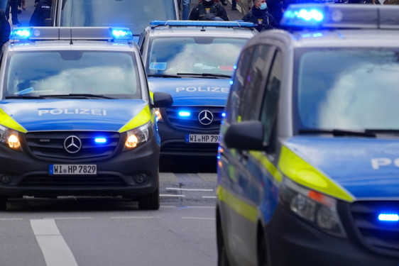 Wilde Schlägerei am Montagnachmittag in der Wiesbadener Wellritzstraße. Ein Messer wurde eingesetzt. Eine Person erlitt schwere Stichverletzungen. Die Polizei war im Einsatz um für Ordnung zu sorgen.