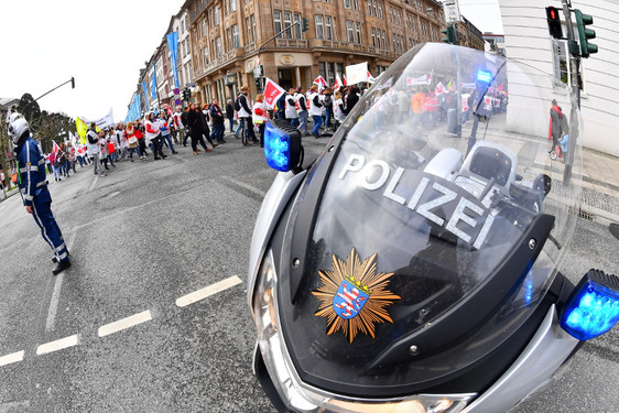 Am Dienstagnachmittag findet in Wiesbaden eine Demonstration gegen ein mögliches rechtsextremes Netzwerk in der Polizei Hessens statt. Dadurch kann es zu starken Verkehrsbeeinträchtigungen kommen.