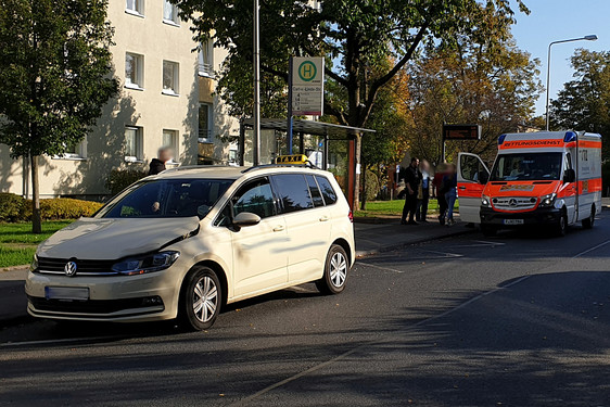 3-Jähriges Kind am Sonntagnachmittag in Wiesbaden von einem Taxi angefahren und schwer verletzt. Rettungskräfte versorgen den Jungen. Ältere Schwerster und Freundin erlitten einen Schock.