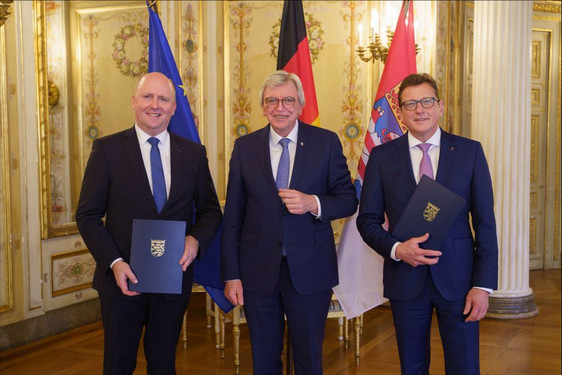 Stefan Sauer und Uwe Becker erhalten vom Hessischen Ministerpräsidenten Volker Bouffier ihre Ernennungsurkunde für das Amt des Staatssekretärs