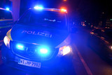 Am frühen Samstagmorgen hat ein Unbekannter in der Biebricher Allee in Wiesbaden einen E-Scooter vor ein fahrendes Auto geworfen. Es kam zu einer Kollision.