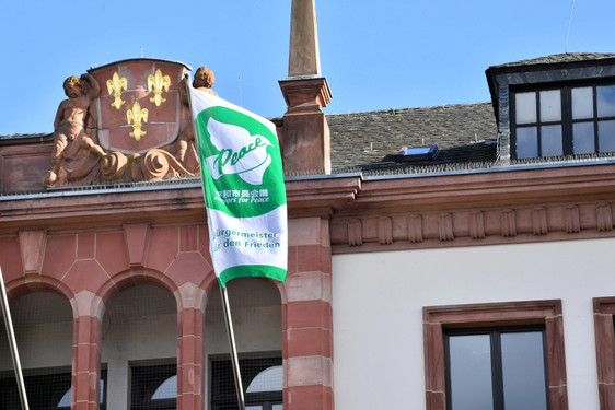 Vor dem Wiesbadener Rathaus weht wieder die Flagge des weltweiten Bündnisses der Mayors for Peace.