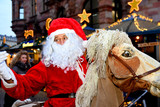 Eltern aufgepasst: Am Montag, 6. Dezember, verschenkt der Nikolaus Überraschungstüten in der Wiesbadener Fußgängerzone.
