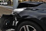 Ein Autofahrer hat am Samstag die Kontrolle über seinen Wagen verloren und ist gegen Laternenmast in Wiesbaden-Schierstein gefahren.