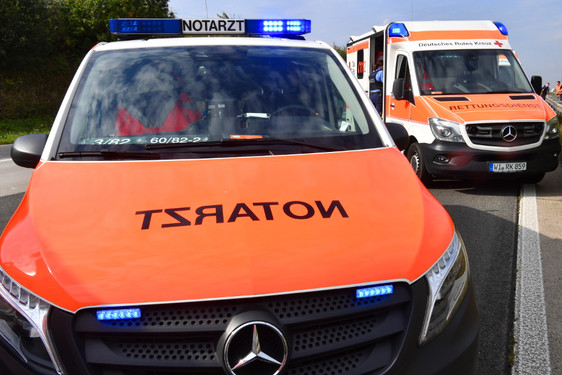 Zwei Fußgänger am späten Dienstagnachmittag in Mainz-Kastel von Auto erfasst und verletzt. Notarzt und Rettungssanitäter kümmern sich und die beiden Patienten.