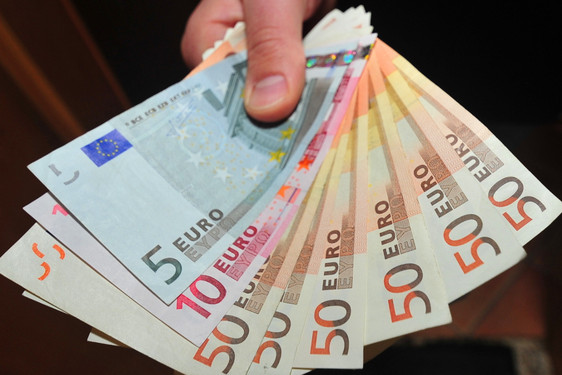 Falscher Polizist erbeutet von Seniorin in Wiesbaden 20.000 Euro Bargeld.