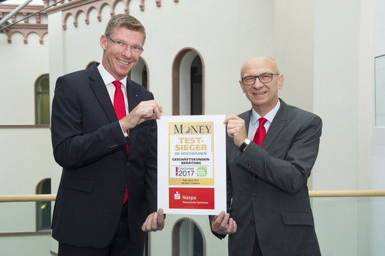 Naspa-Vorstandsmitglied Bertram Theilacker (rechts) und Thomas Vogt, Leiter Naspa-Firmenkundengeschäft Region Mitte präsentieren die Auszeichnung des FOCUS-MONEY CityContest für die Geschäftskundenberatung in Wiesbaden.