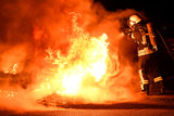 Auto brennt in der Nacht zum Freitag in Wiesbaden-Delkenheim. Die armierte Feuerwehr löschte die Flammen. Kurz vor den Brand wurde an dem Pkw zwei Männer beobachtet. War es Brandstiftung?