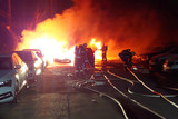 Massives Feuer in der Nähe der Bahngleise im Wiesbadener Stadtteil Amöneburg. 31 Neuwagen werden durch die Flammen zum Teil total zerstört. Feuerwehrkräfte löschten den Brand.