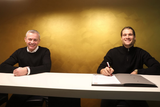 Freuen sich über die Vertragsverlängerung (v.l.): SVWW-Sportdirektor Christian Hock und Johannes Wurtz - Wurtz wechselte im August von SV Darmstadt 98 zum SVWW