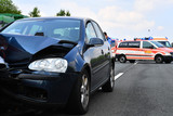 Unfall auf einer Kreuzung in Wiesbaden-Nordenstadt. Drei Personen wurden verletzt. Rettungskräfte versorgen die Patienten.