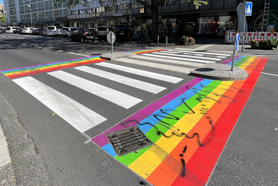 Der neue Regenbogen-Zebrastreifen in Wiesbaden wurde mit schwarzer Farbe besprüht. Beim bunten Zebrastreifen prallen in der hessischen Landeshauptstadt Welten aufeinander.