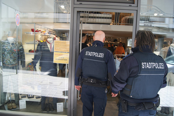 Stadtpolizei kontrolliert die Einhaltung der Corona-Regeln in Wiesbaden. Zwischenbilanz nach 30 Tagen:  454 Verstöße und 248 Ordnungswidrigkeitsverfahren.