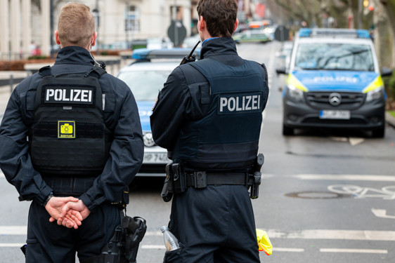 Am Montag hat die Polizei im Rahmen des Programms "Sicheres Wiesbaden" wieder verstärkt im Stadtgebiet kontrolliert. Über neun Stunden waren die Ordnungskräfte im Einsatz. Es wurden Autos und Personen überprüft.