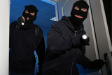 Drei Einbrecher durchsuchten in der Nacht zum Dienstag ein  Firmengebäude in Wiesbaden und entwendeten verschiedene Wertgegenstände.
