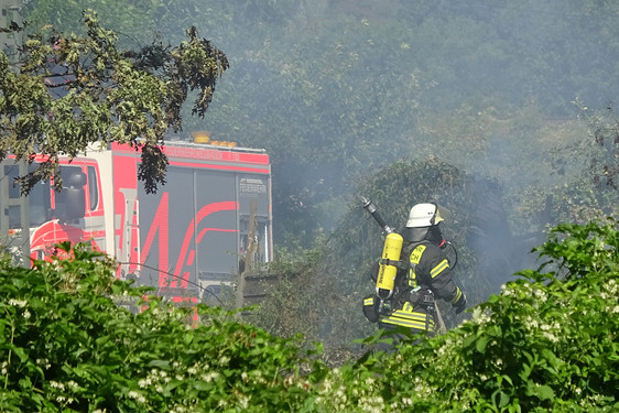 Ausgedehnter Brand an zwei Bahnlinien im Bereich einer Kleingartenanlage in Wiesbaden-Biebrich beschäftigte die Feuerwehrkräfte am Donnerstagnachmittag über mehrere Stunden.
