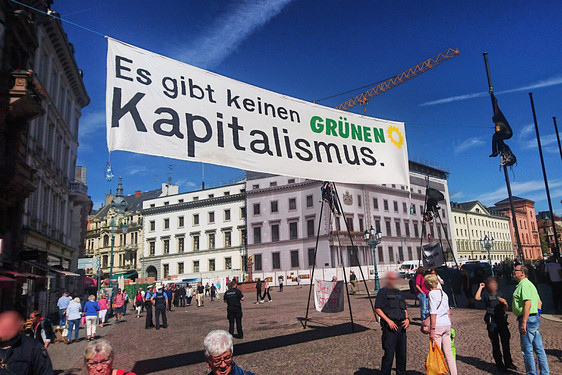 Aktivisten auf dem Schlossplatz Wiesbaden. Teilnehmer klettern dazu über auf Straßenlaternenmast und Fahnenstange. Es kam es zu eine mehrstündigen Polizeieinsatz.